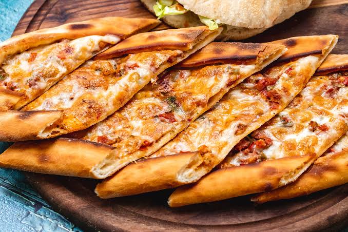 Pide Severlerin Favorisi: Apiko’nun Özel Kuşbaşılı ve Kaşarlı Pidesi